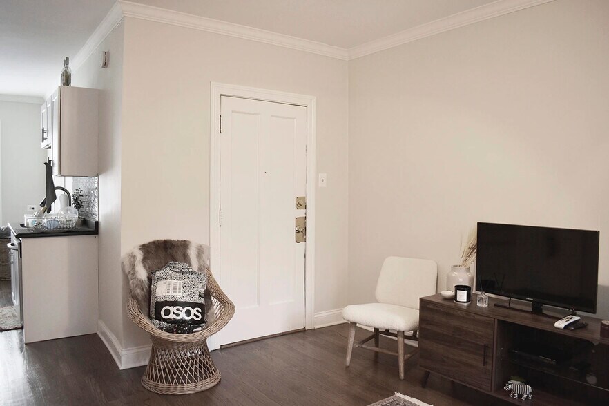 Building Photo - 3829 N Greenview Ave