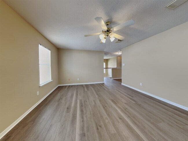 Building Photo - 11911 Lakewood Hills Dr