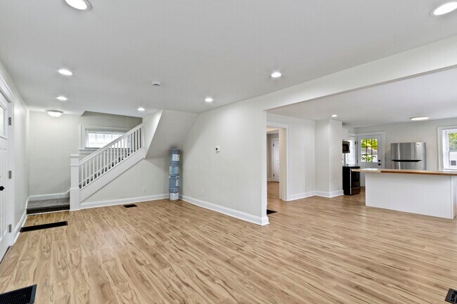 Building Photo - 1537 E Legrande Ave