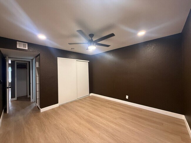Building Photo - Recently remodeled 2-bed, 2-bath unit for rent in North Las Vegas!