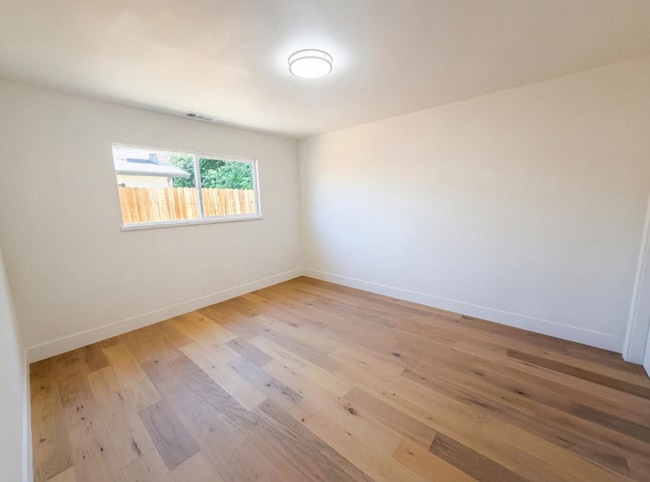 Building Photo - 1128 Hobart Dr