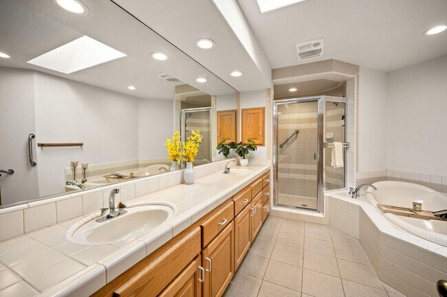 Building Photo - 9880 N Circle Dr
