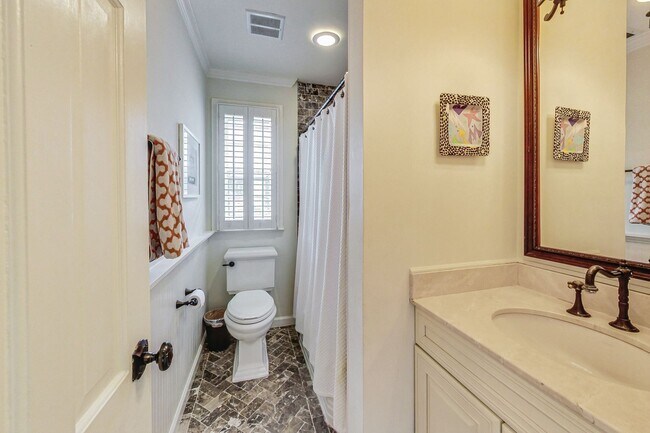 Building Photo - COMING SOON - Stunning 4 bed + 2 full & 2 1/2 bath Classic in NW DC