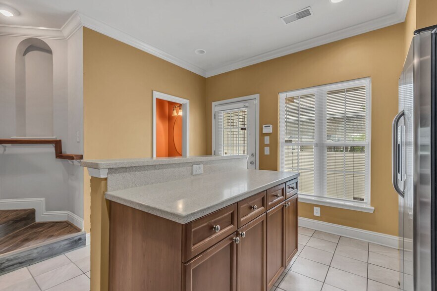 Building Photo - 4316 Summercrest Blvd