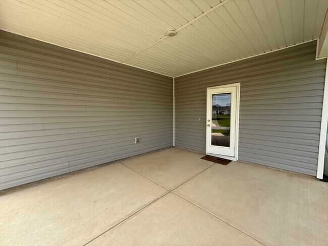 Building Photo - Beautiful 3/2 Single Family house with 2 car garage