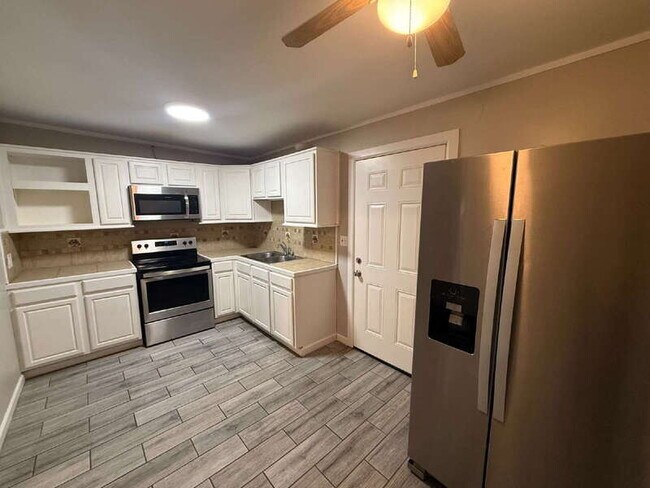 Building Photo - 3525 N Fontana Ave