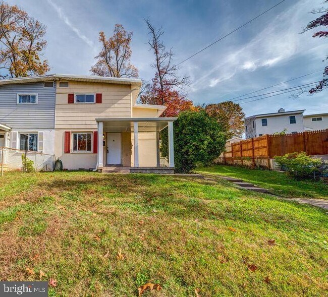 Building Photo - 10736 Maple St