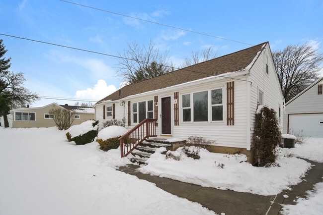 Building Photo - Inviting 3-Bedroom Bedford Home with Spacious Interiors