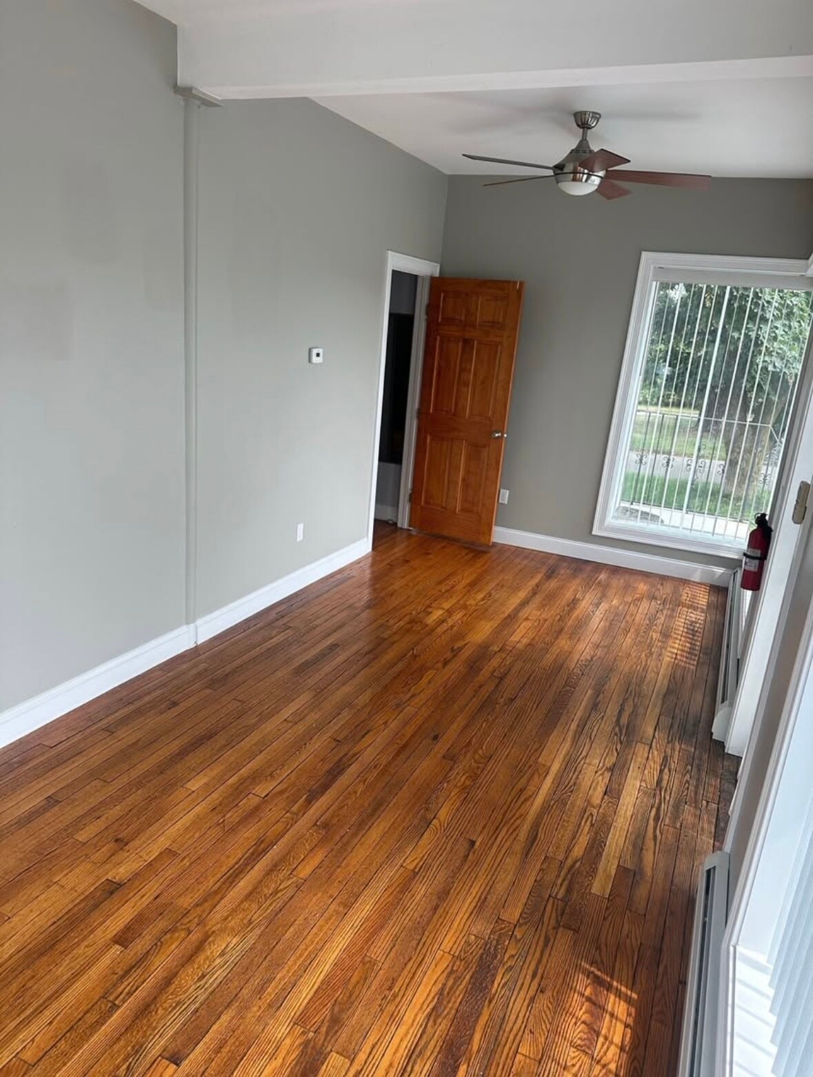 Commercial space / 2nd bedroom - 1550 Fall River Ave