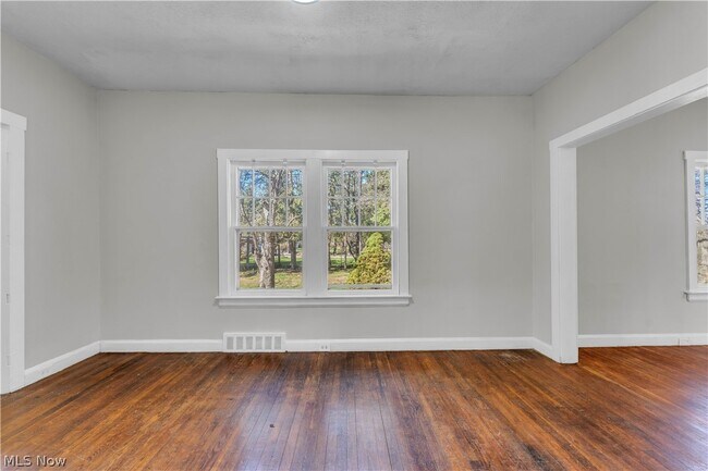 Building Photo - 2150 Glenridge Rd