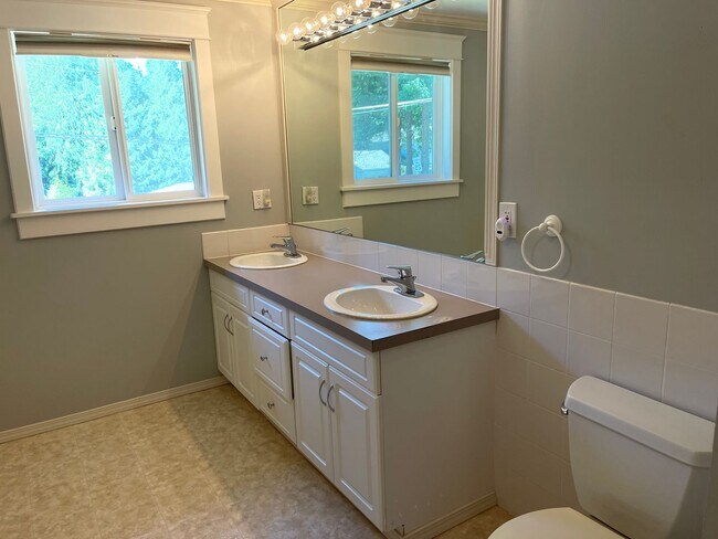 Building Photo - Well maintained 4bd Issaquah home!