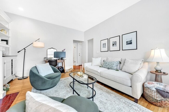 Building Photo - 405 Marlborough St