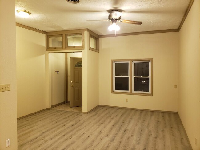 Building Photo - 422 W Hickory St