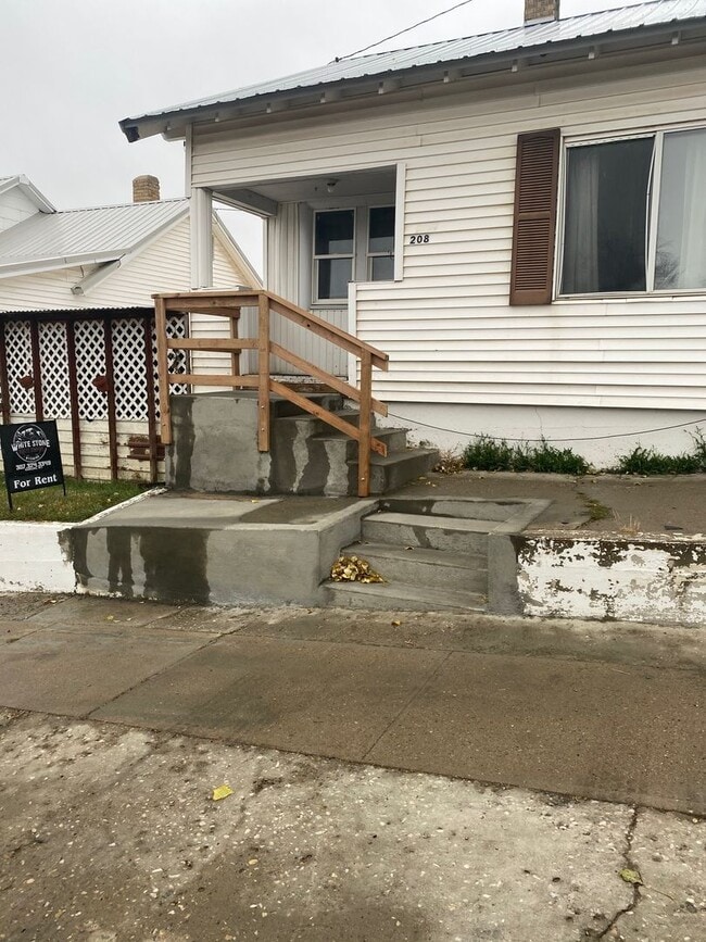 Building Photo - 208 1st St