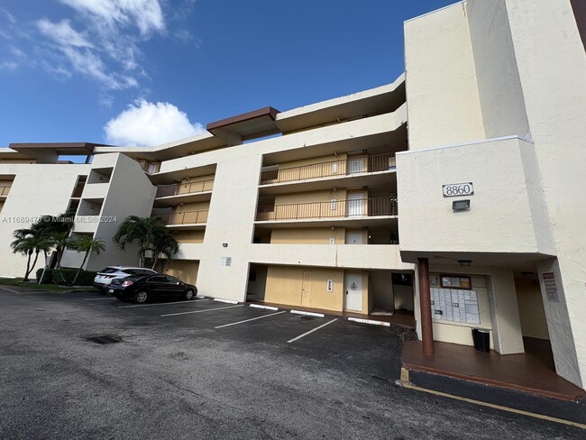 Primary Photo - 8860 Fontainebleau Blvd