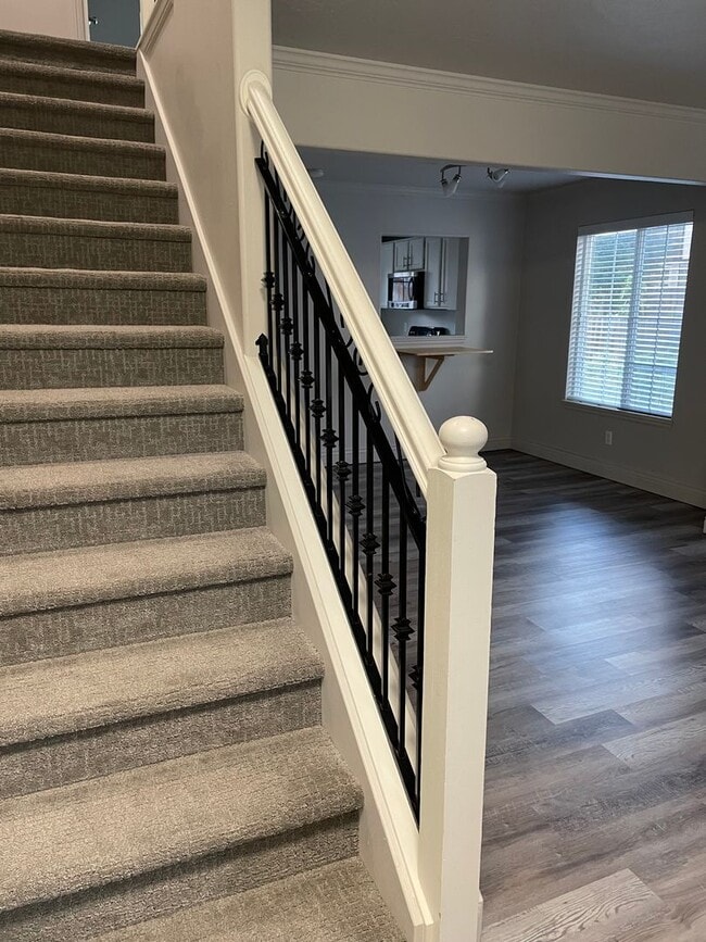 Building Photo - CHARMING HAMLET TOWNHOME