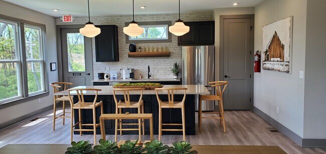 Building Photo - 686 Daphne Wy