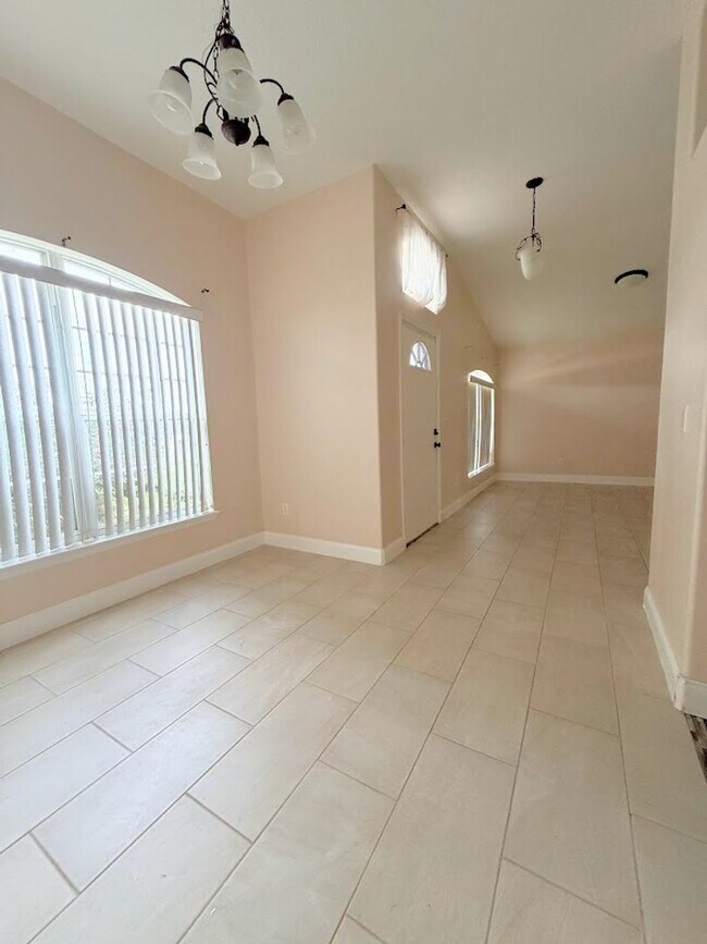 Building Photo - LOTS OF ROOM IN THIS CUTE 3/2 HOME IN CLERMONT!