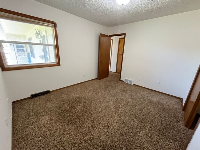 Building Photo - 2 Bed/1 Bath Duplex with Garage and Unfinished Basement!