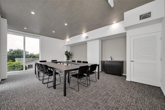 Building Photo - 475 NE 126th St