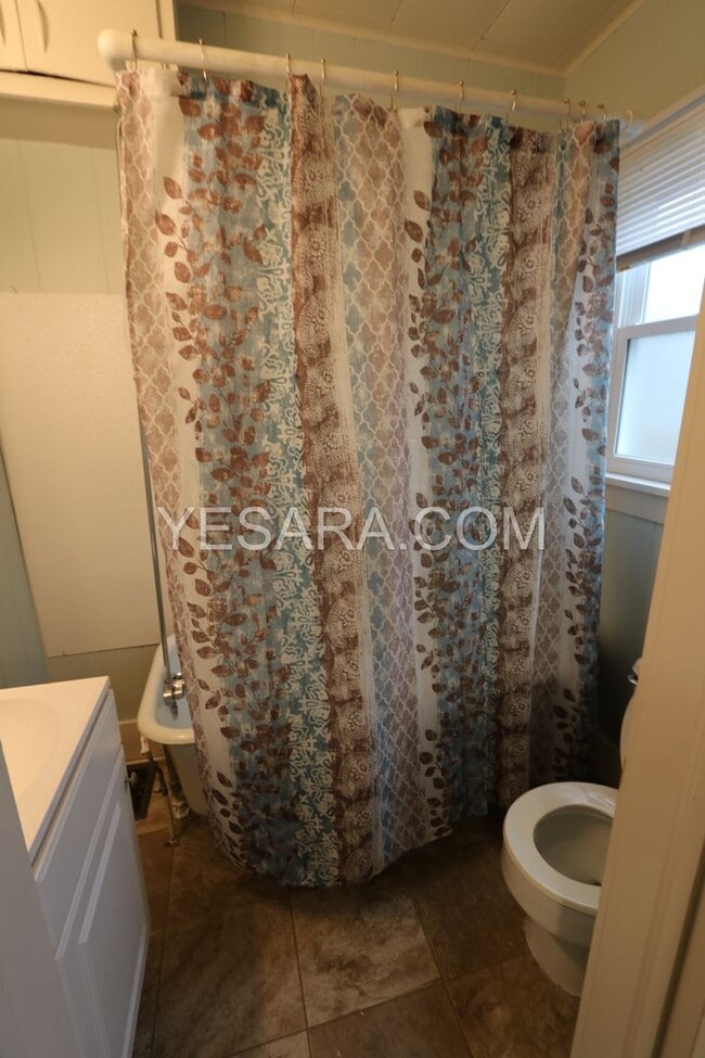 Building Photo - 539 1/2-539 1/2 S Adams St