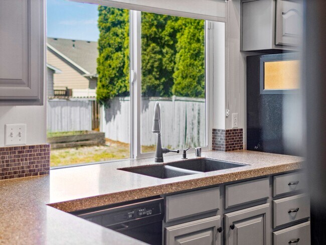 Building Photo - 4bedroom/3bath w/Garage/washer/dryer/fence...