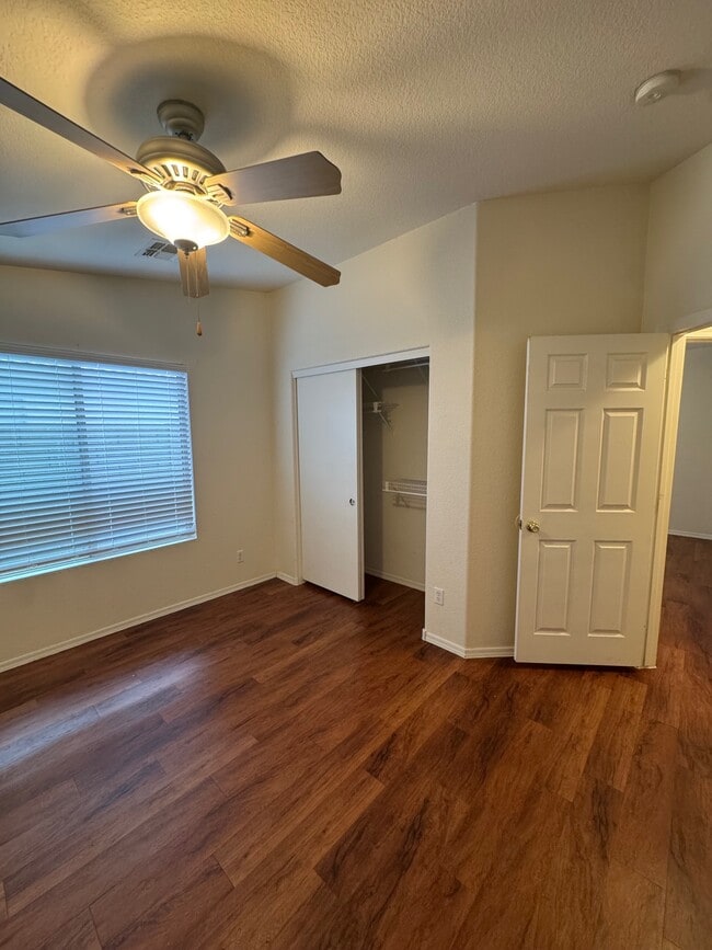 Building Photo - 813 E Amabisca Cir