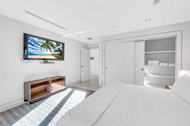 Building Photo - 1430 S Ocean Dr