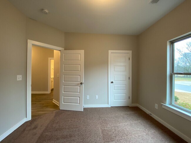Building Photo - 65 Red Oak Ct