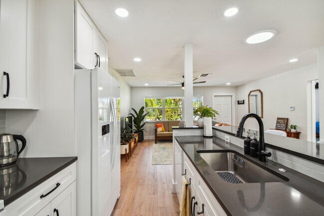 Building Photo - 702 NE 10th Ave