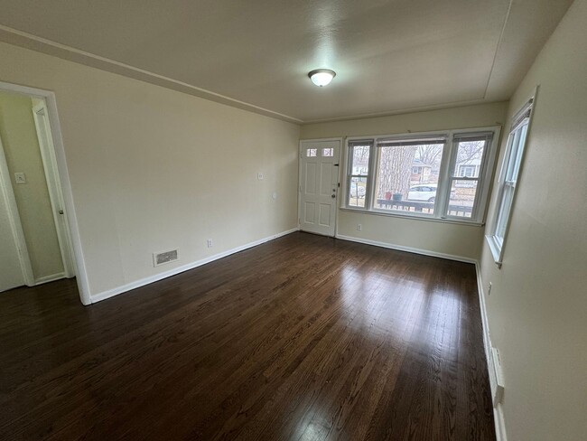 Building Photo - Move-In Ready Rental with Detached Garage