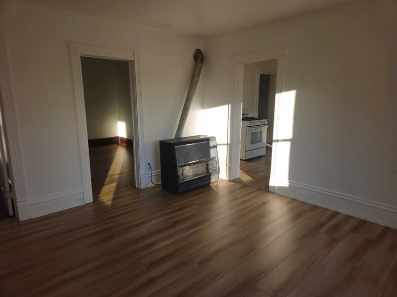 Building Photo - 912 E 2nd St