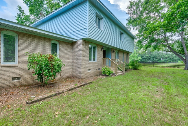 Building Photo - 400 Derby Ln