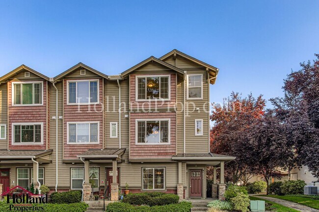 Building Photo - Lovely 3-Level Townhouse in great Hillsbor...