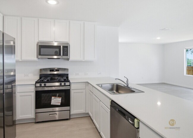 Building Photo - "Spacious 4-Bedroom Retreat with 2.5 Baths in Beautiful San Antonio!"