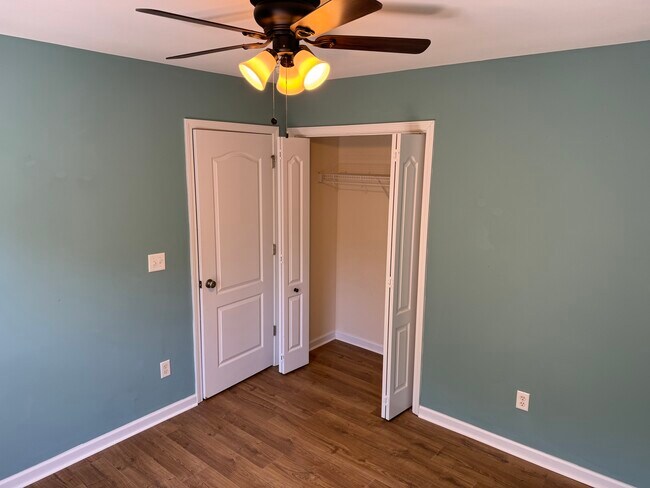 Building Photo - 119 Pine Walk Dr