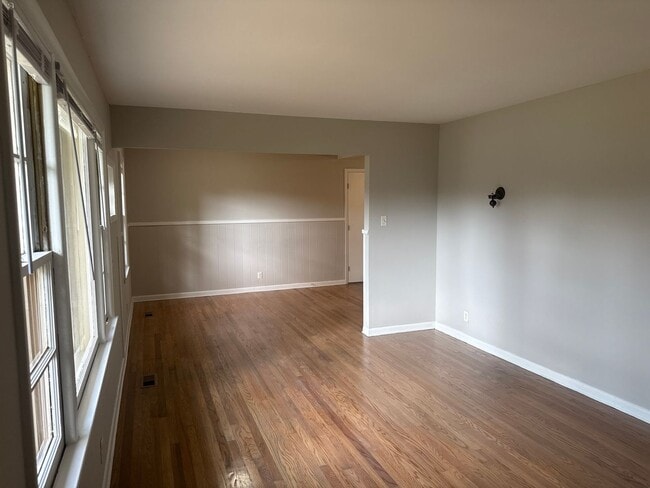 Building Photo - 2BD/1 BA