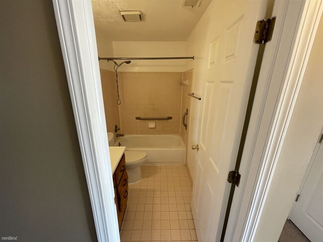 Building Photo - 2 br, 1 bath Condo - Martin Orchards Condo...