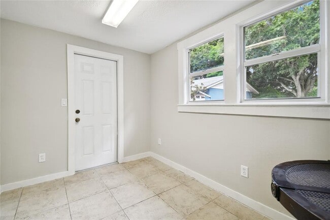 Building Photo - 308 N Gomez Ave