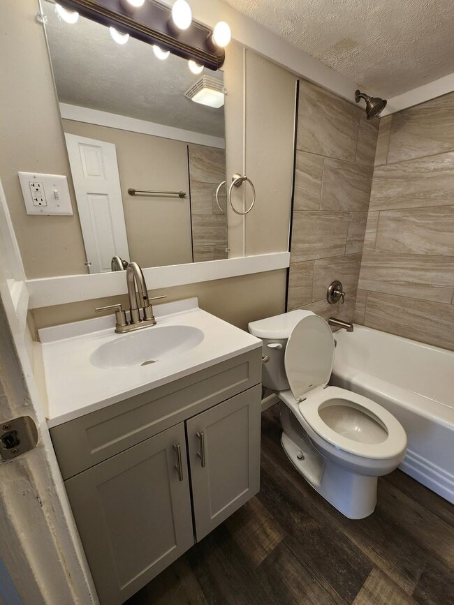 Building Photo - Spacious 3-Bedroom, 1-Bathroom Home AVAILABLE NOW!!