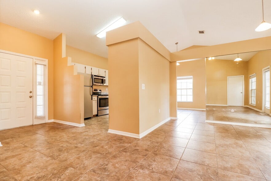Building Photo - 10244 Rainbow Oaks Dr
