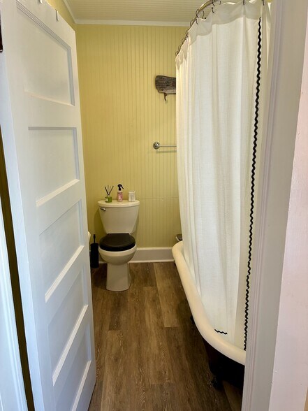 Bathroom_view1 - 3920 Wrightsville Ave