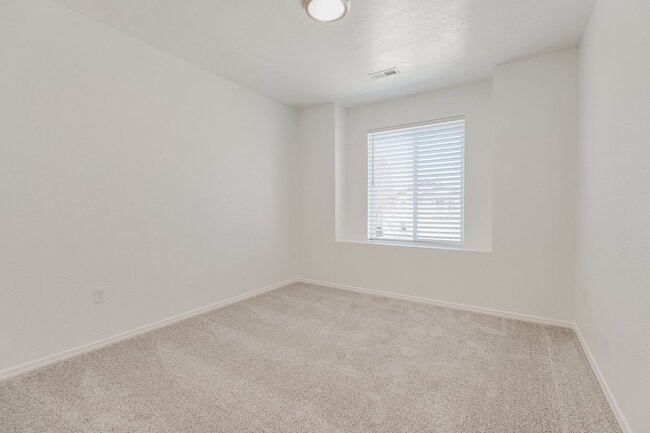 Building Photo - Beautiful 3 Bedroom Townhome for Lease!