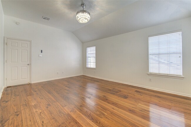 Building Photo - 1115 Enclave Square E