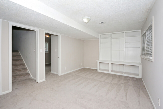 Building Photo - Spacious 4BR 2BA Home!