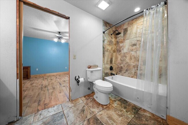 Building Photo - 3135 NE 49th St