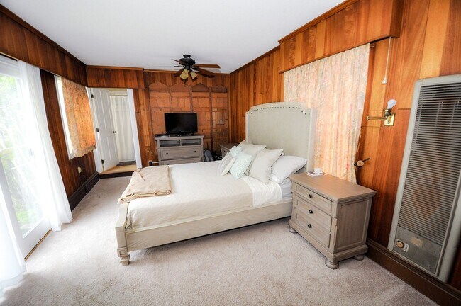 Building Photo - Beautiful 4 bedroom, 3 bath house. Available end of March. Long Term Unfurnished Rental!