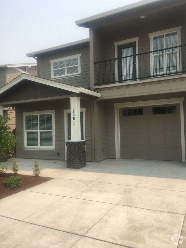 Building Photo - Beautiful Townhomes in East Medford