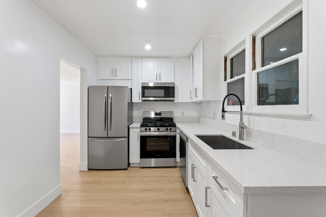 Building Photo - 356 S Rexford Dr