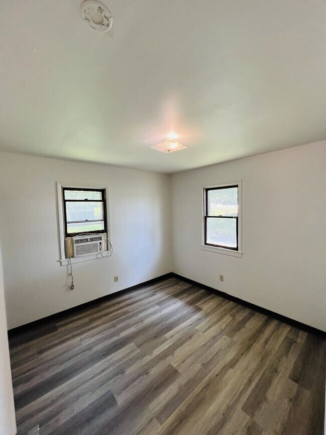 Building Photo - 1006 Archer Ave